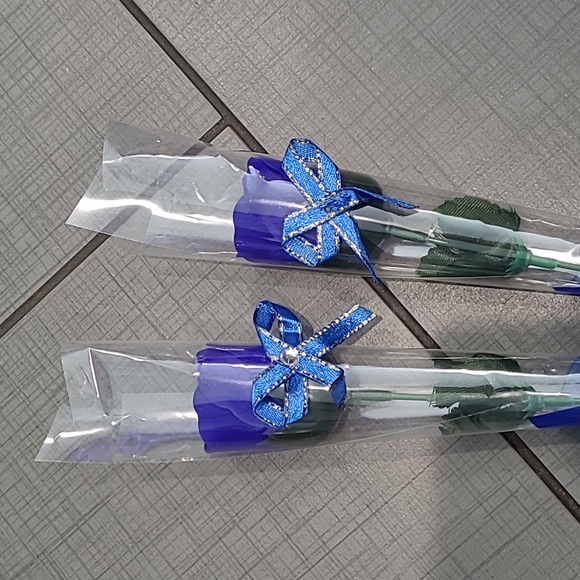 2 Blue Artificial Roses - Picture 2 of 2